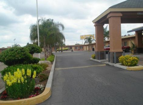 Village Inn Tulare Exterior photo